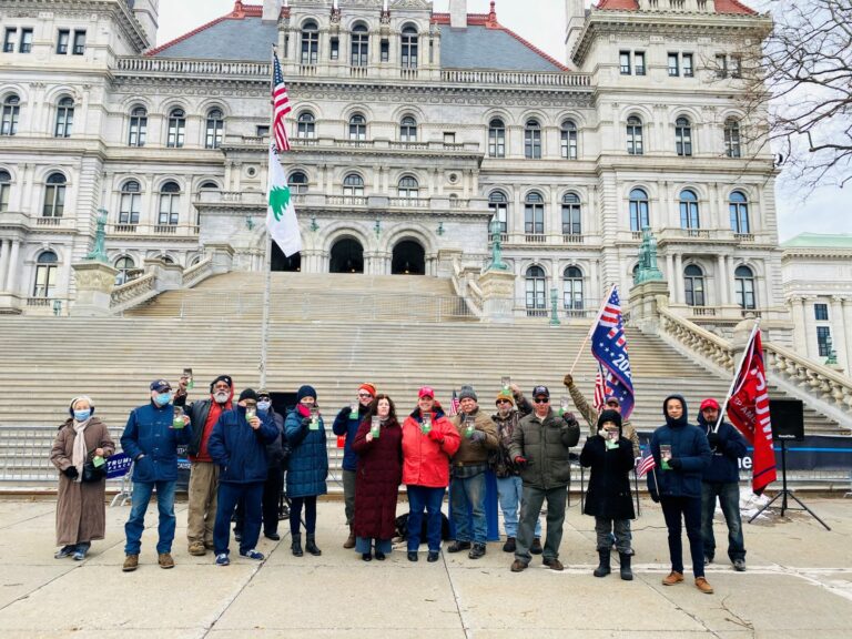 12月26日，紐約州首府奧爾巴尼（Albany）州府議會大廈（East Capitol Park）前，民眾集體大聲呼籲「END CCP」（解體中共）%E3%80%82